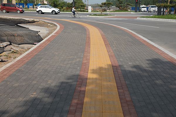 介绍透水砖铺装在道路工程中的应用